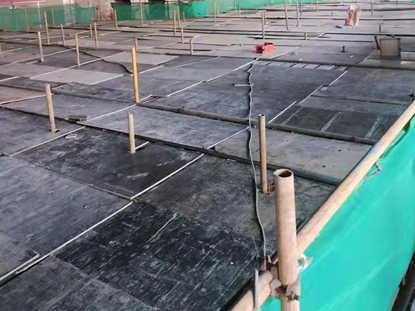 為什么要在沈陽腳手架的地面上鋪設木板：安全、舒適與效率的雙重保障